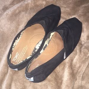 TOMS women’s canvas shoes LIGHTLY USED black